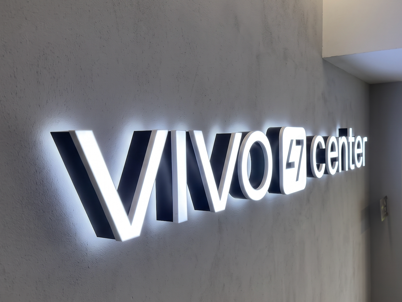 Anuncio volumétrico instalado en interior